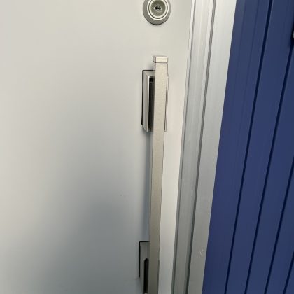 玄関ドアの鍵写真