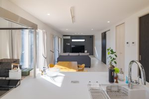 TVの壁面は色を変えて高級感があふれています。