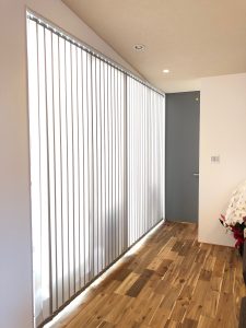 縦のラインが空間をすっきり見せ、部屋を広く開放的に演出し、遮光効果も高まります。
